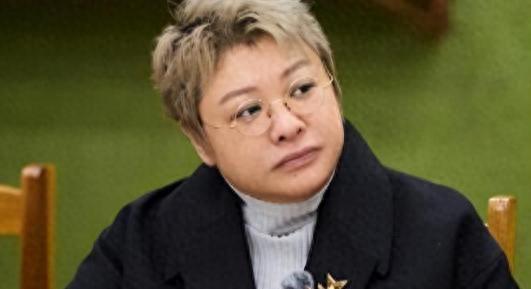 九游官方平台-贪污上亿、假慈善？这次当众闹“笑话”的韩红，揭开了李湘的体面